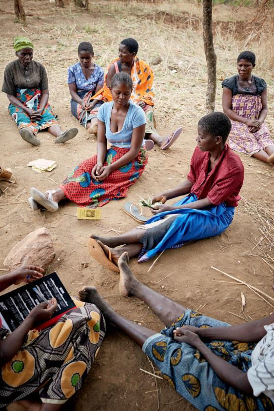 Kvinder i Mwanza distriktet deltager i opspa-rings- og låneprogrammer. Foto: Juozas Cernius