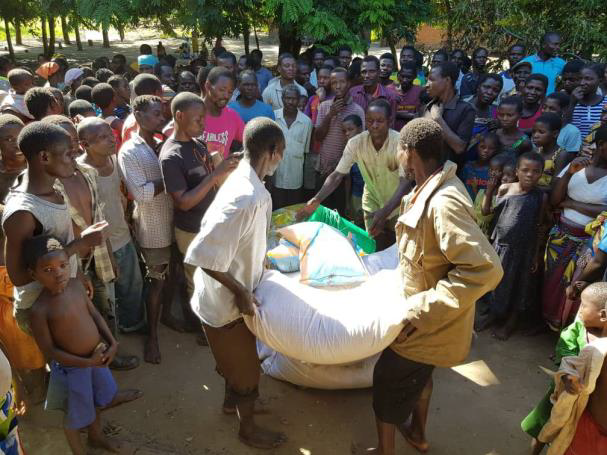 Mad bæres ud i distriktet, Chikwawa, under oversvøm-melserne i starten af 2019. Foto: Eskil Meinhardt/DRC